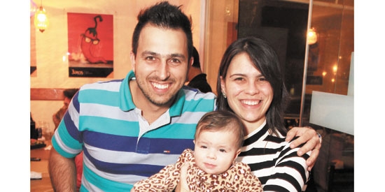 Caio Tomazini com a mulher Ariane Oliveira e a filha fofinha Manuella